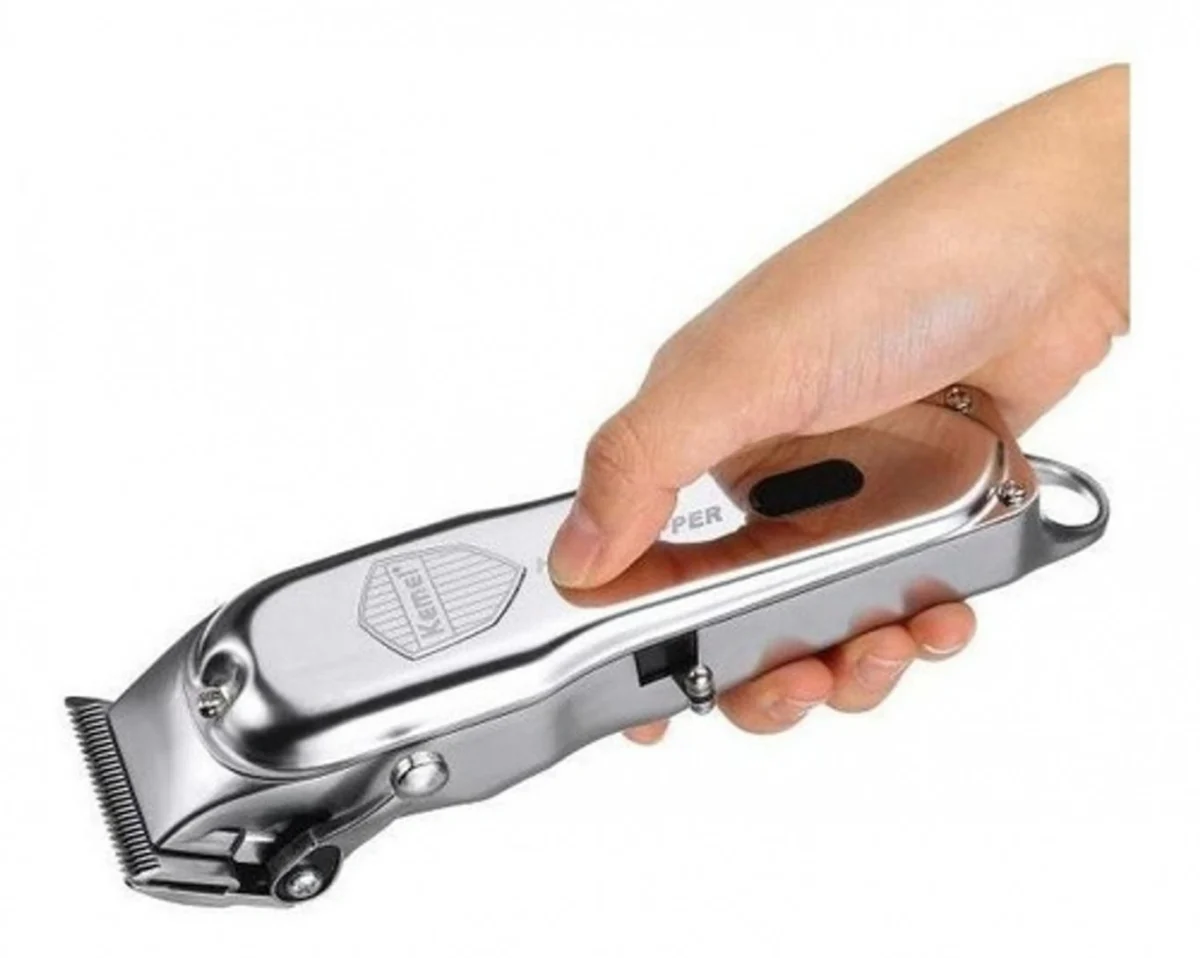 Επαγγελματική Επαναφορτιζόμενη Μεταλλική Κουρευτική Μηχανή με 210 Λεπτά Συνεχούς Λειτουργίας και LCD Οθόνη Kemei KM-1993