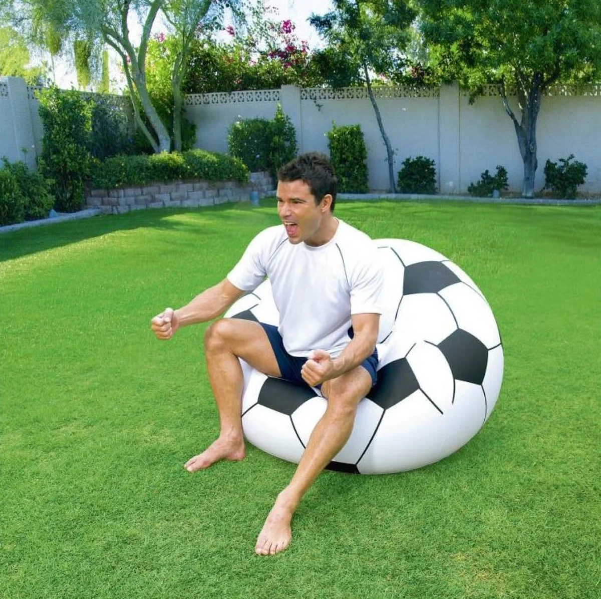 Bestway Φουσκωτή Πουφ Πολυθρόνα - Κάθισμα σε Σχήμα Μπάλας Ποδοσφαίρου 114x112x66cm - Beanless Soccer Ball Chair