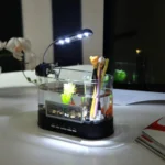 Mini Ενυδρείο USB 1.8Lt - Μολυβοθήκη με Φωτισμό LED, Ηχείο & Οθόνη LCD με Ρολόι, Ημερολόγιο & Ξυπνητήρι