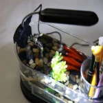 Mini Ενυδρείο USB 1.8Lt - Μολυβοθήκη με Φωτισμό LED, Ηχείο & Οθόνη LCD με Ρολόι, Ημερολόγιο & Ξυπνητήρι