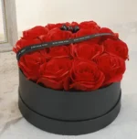Μπουκέτο με Τεχνητά Κόκκινα Τριαντάφυλλα σε Στρογγυλό Κουτί - 22cm