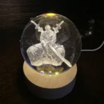Roronoa Zoro One Piece Φωτιστικό Κρυστάλλινη Σφαίρα 8cm Χαραγμένη Εσωτερικά με Λέιζερ