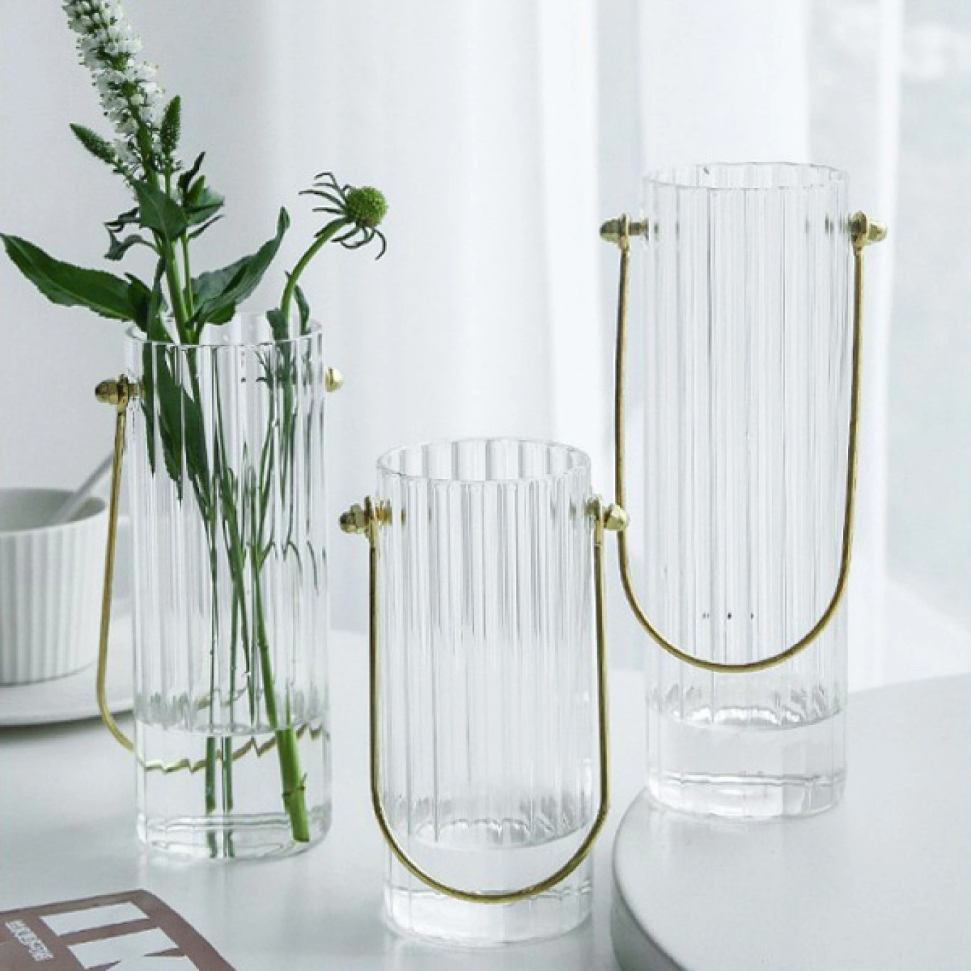 Γυάλινο Ανθοδοχείο - Διακοσμητικό Βάζο με Χρυσή Λαβή Dolce Short 6.5x6.5x14cm Γυάλινο Ανθοδοχείο - Διακοσμητικό Βάζο με Χρυσή Λαβή Dolce Short 6.5x6.5x14cm