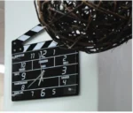 Ξύλινο ρολόι τοίχου σε σχέδιο κλακέτα σκηνοθέτη