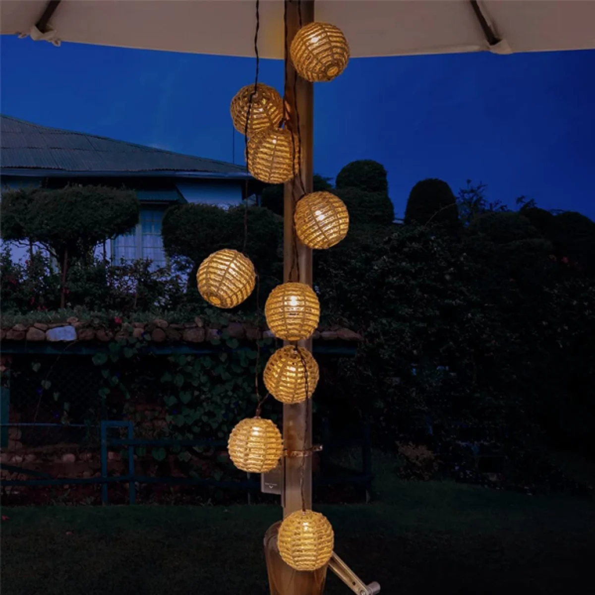 Ηλιακή Γιρλάντα Εξωτερικού Χώρου με 10 Κρεμαστές Λάμπες Θερμού Λευκού και Μήκος 3,65 Μέτρα AT48013