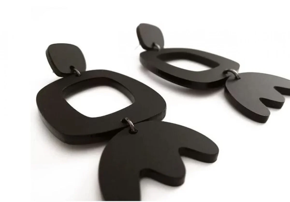 Κρεμαστά Σκουλαρίκια Artemisia από Plexiglass με Επαργυρωμένα Μεταλλικά Στοιχεία.