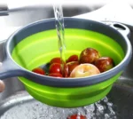 Στρογγυλό Πτυσσόμενο Σουρωτήρι Φρούτων και Λαχανικών Σιλικόνης με Μακριά Λαβή