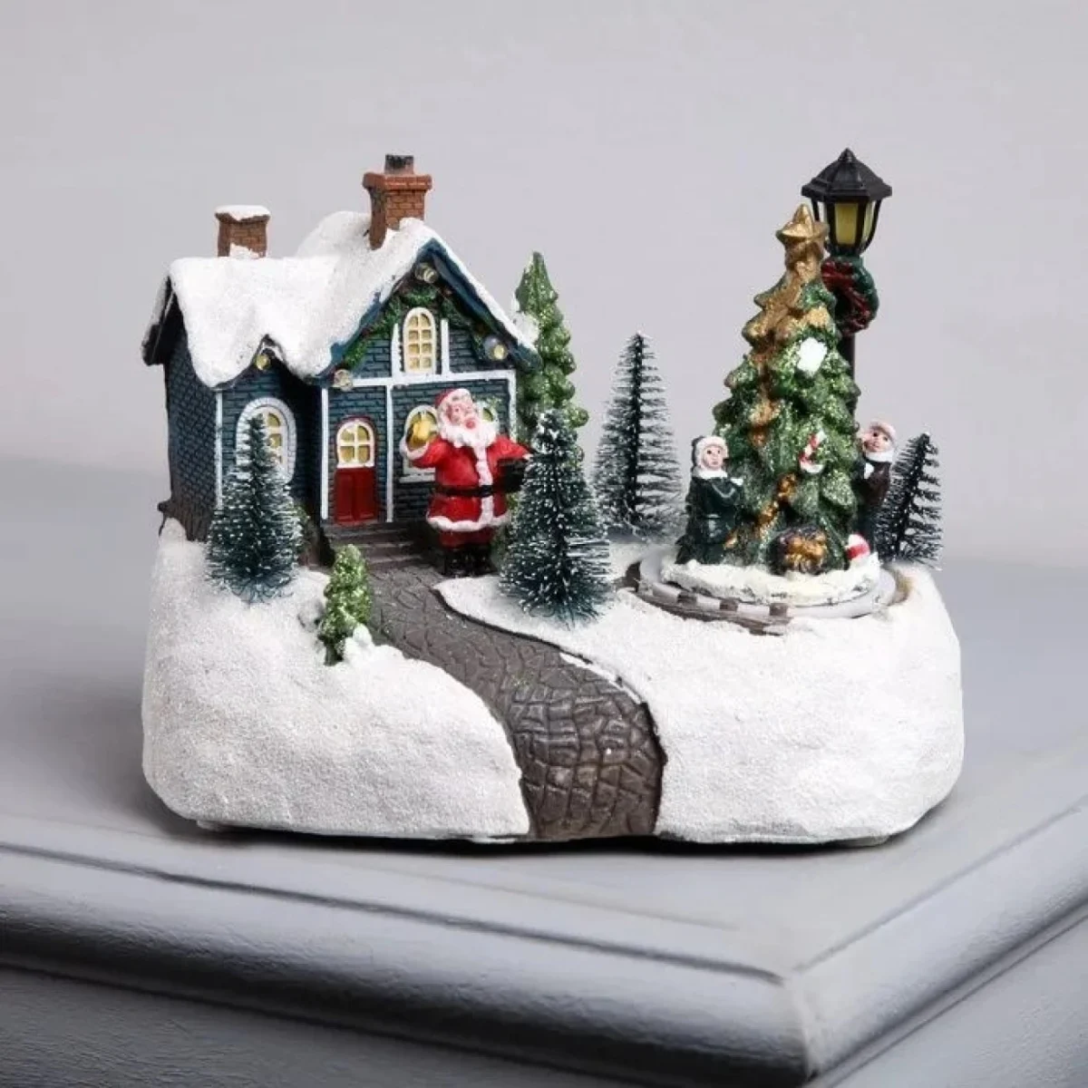 Χριστουγεννιάτικο Φωτιζόμενο Χιονισμένο Χωριό με Άγιο Βασίλη, Δέντρο με Κίνηση & Μουσική 19x13.5x15.5cm