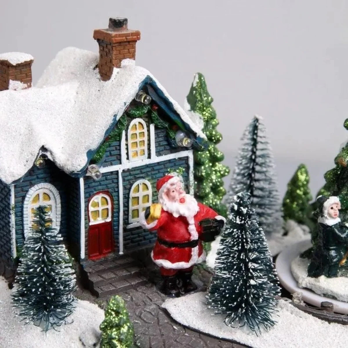 Χριστουγεννιάτικο Φωτιζόμενο Χιονισμένο Χωριό με Άγιο Βασίλη, Δέντρο με Κίνηση & Μουσική 19x13.5x15.5cm